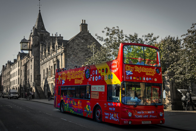 Bus turístico en Edimburgo, Escocia