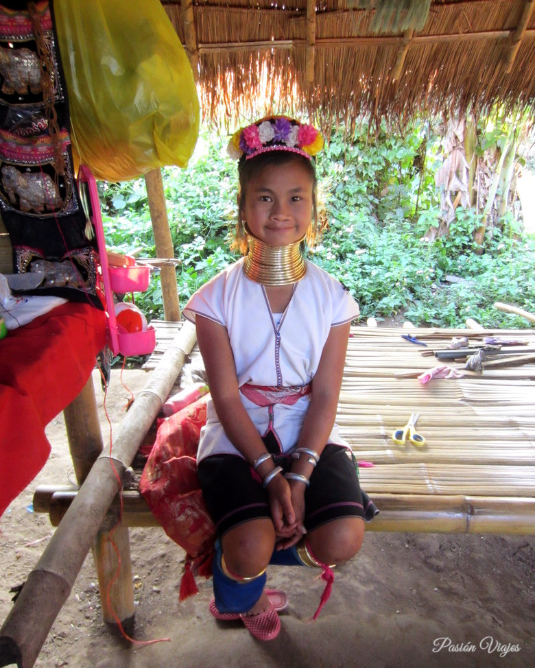 Niña Padaung (cuello de jirafa) en la frontera de Tailandia y Birmania