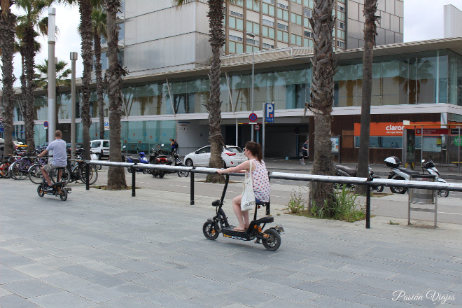 Tp scooter o monopatín con asiento en Barcelona, España.