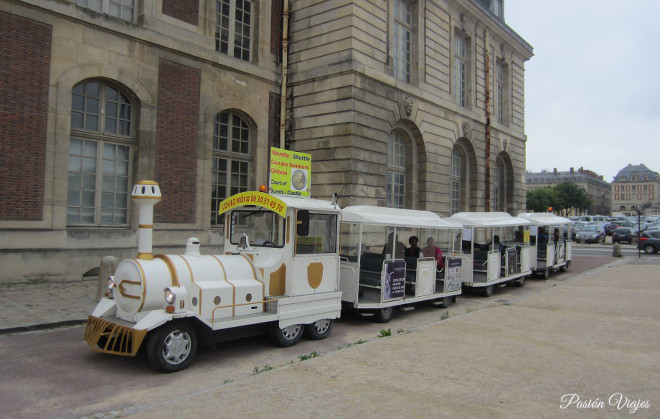 Tren turístico en Versalles, Francia.