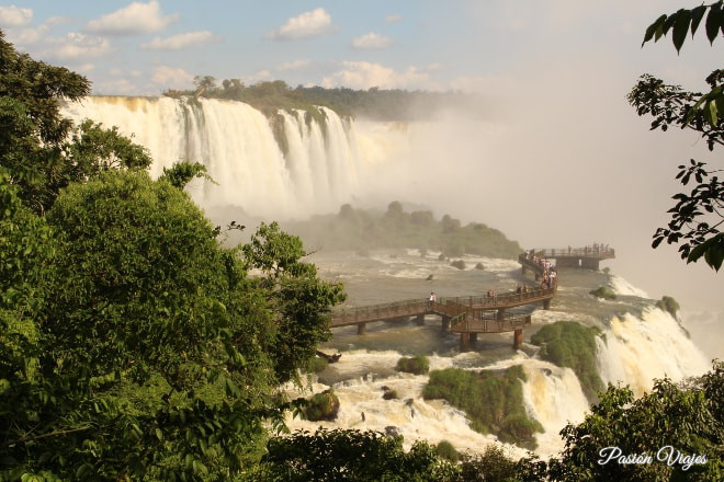 Pasarela en las cataratas del lado brasileño.