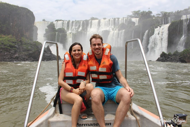 Circuito en barco en las cataratas del lado argentino.