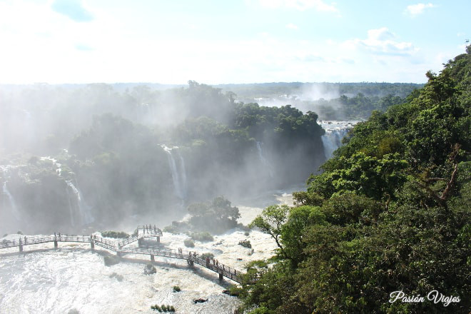 Pasarela en las Cataratas do Iguaçu en Brasil.