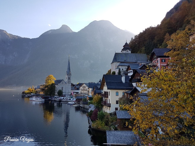 Vistas de Hallstatt en otoño.