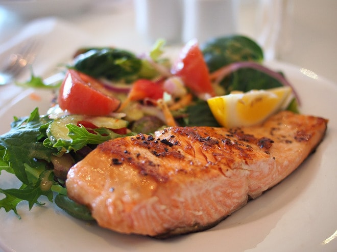 Salmón con ensalada.