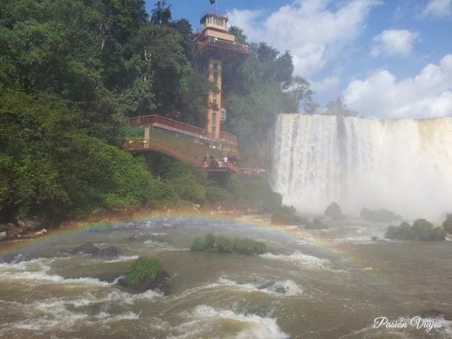 Vistas desde la pasarela en las Cataratas de Brasil. 