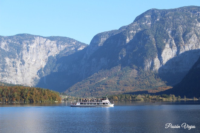 Barco en el lago de Hallstatt.