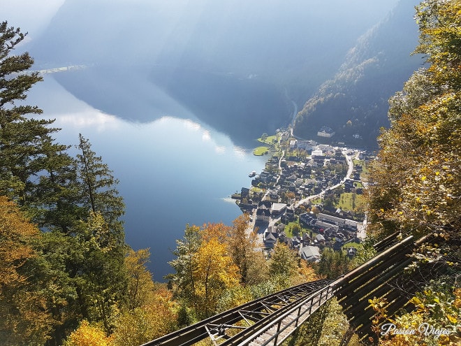 Vistas desde el funicular en Hallstatt en otoño.