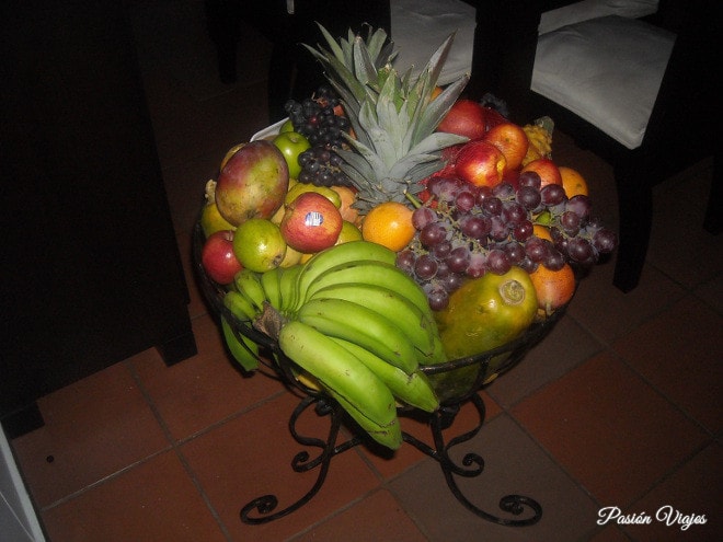 Canasta de frutas en casa de mi abuelita.