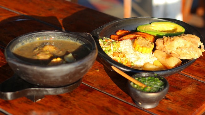 Almuerzo típico colombiano (Ajiaco).