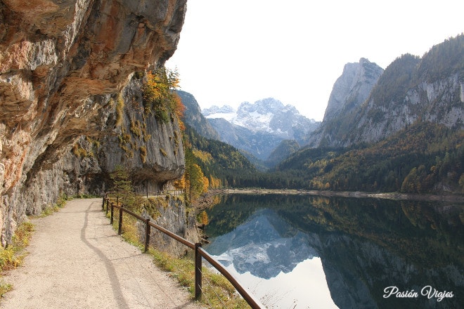 Camino del lago y la montaña Dachstein de fondo.