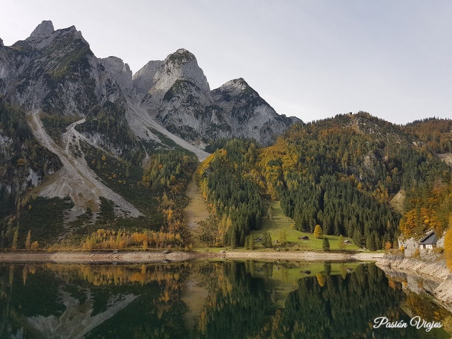 Montañas en el Lago de Gosau.