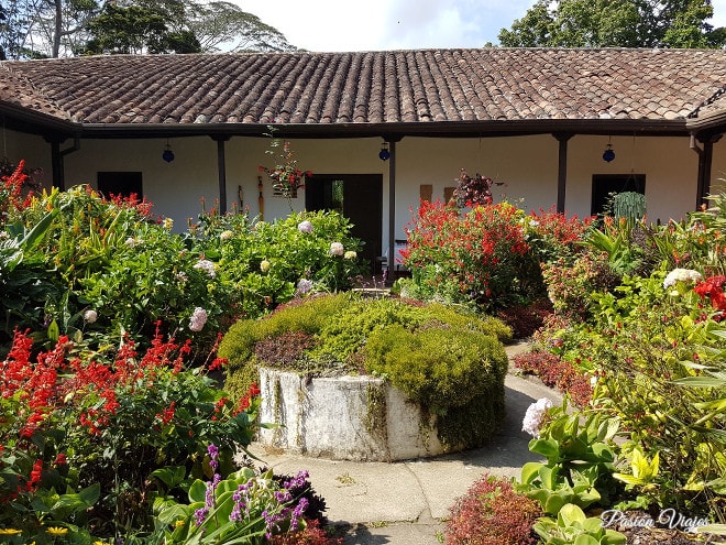 Jardín interior de la Hacienda El Roble.