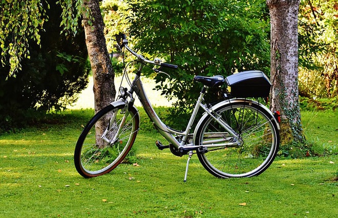 Montar bicicleta en la Mesa de los Santos.