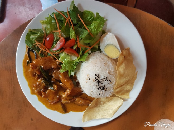 Comida malaya en Malaca (arroz con pollo al curry).