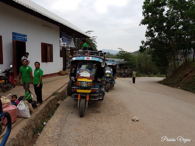 Tuk tuk en el puerto de Luang Prabang para ir al centro.