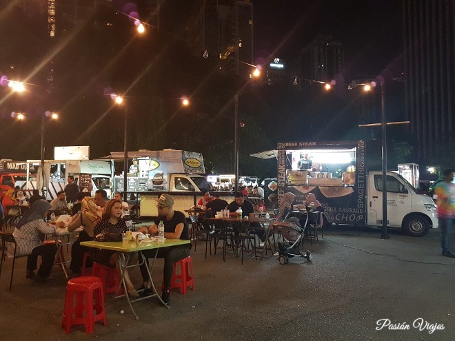 Comida callejera (food truck) en Kuala Lumpur. .