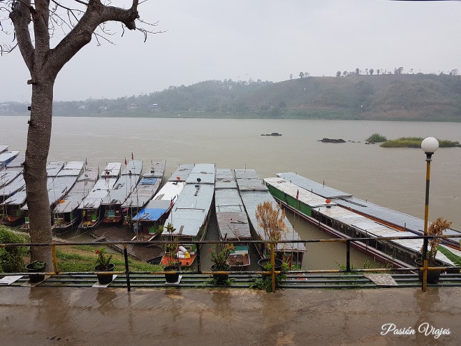 Nos llovió en el puerto de Huay Xai.