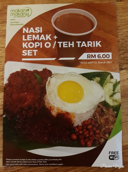 El Nasi Lemak que comimos con bebida por 6 RM. Era igual que en el folleto.