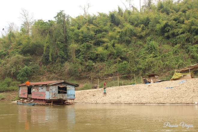 Humildes casas a orillas del Mekong.