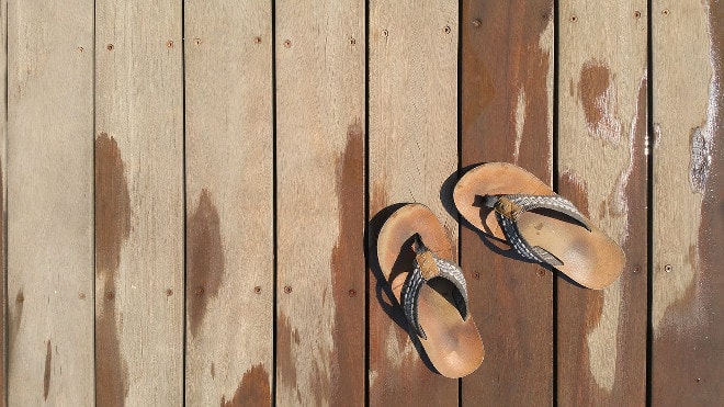 Lleva tus propias chanclas para entrar al baño.