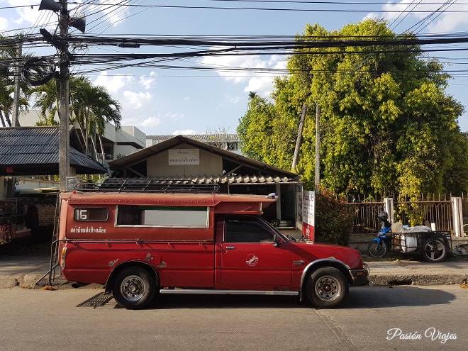 Songthaew, el transporte más barato (30 baht pp). 