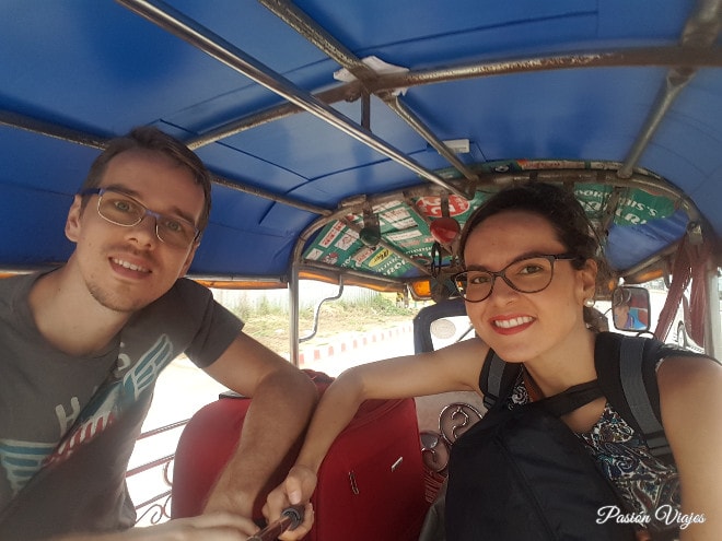 En el tuk tuk camino a la frontera. Despidiéndonos de Tailandia.