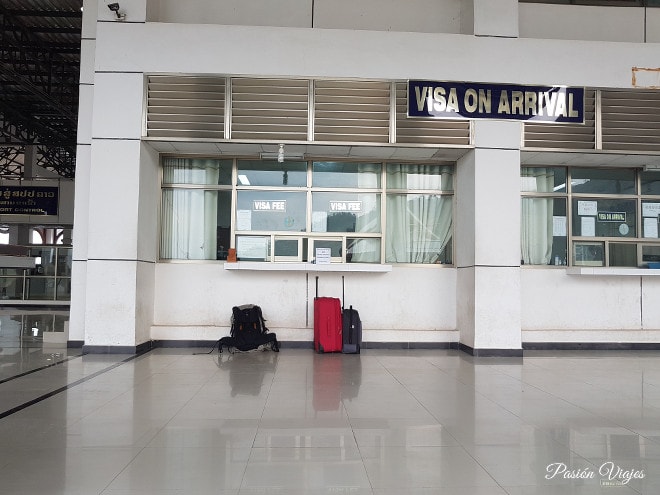 Esperando nuestro visado en Laos, estas son nuestras maletas.