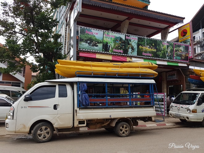 Tuk tuk listo para hacer el tour en kayak por el río Nam Song.