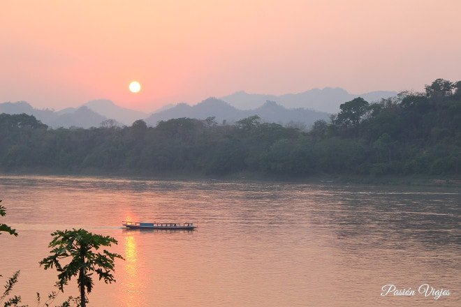 Vistas del atardecer en el Mekong desde el centro de la ciudad.