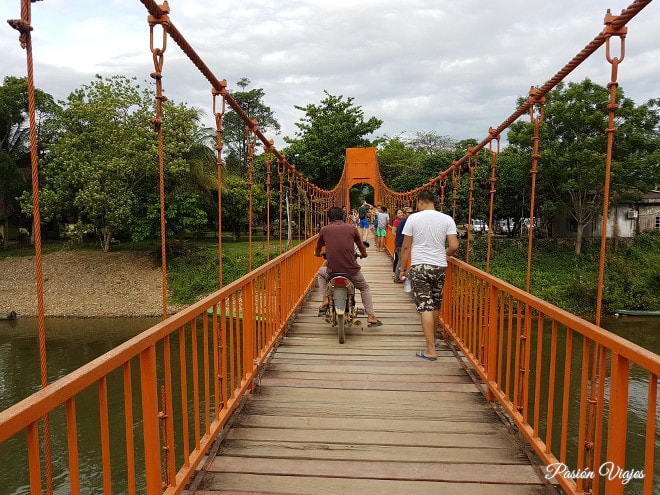 Puente para llegar a la cueva Tham Jang.