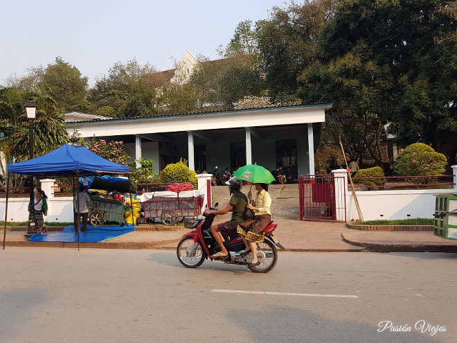 Gente local en moto por Luang Prabang.