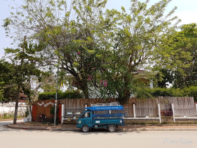 Tuk tuk de camioneta o songthaew laosiano.