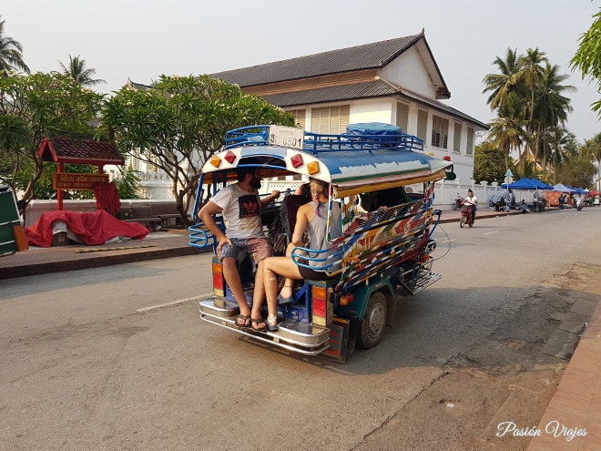 Turistas en tuk tuk.