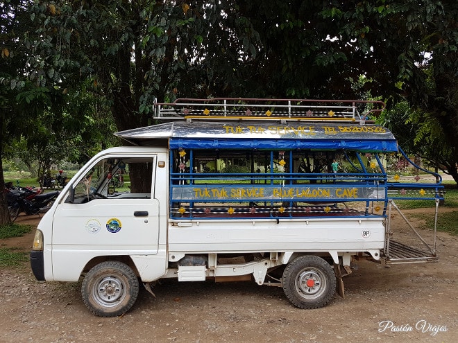 Tuk tuk (songthaew) típico laosiano.