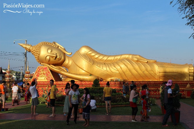 Buda dorado en el templo Pha That Luang.