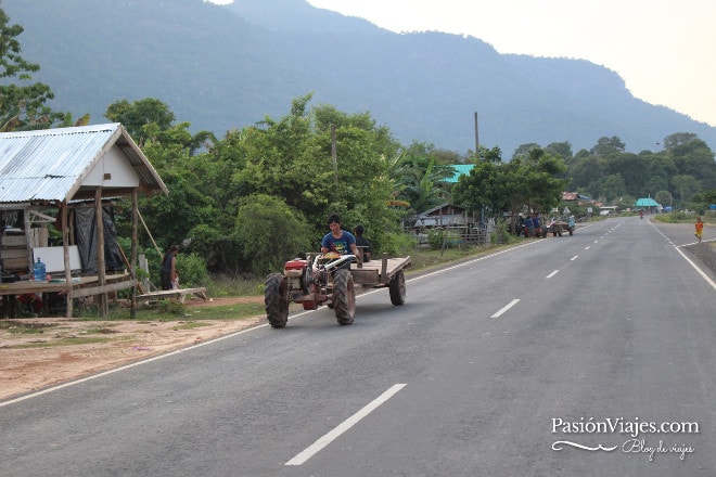 Carretera nueva vía al templo Wat Phou.