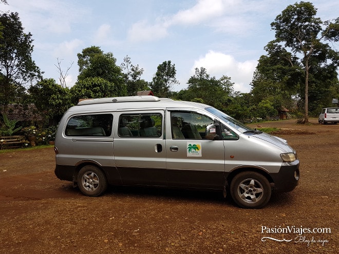 Mini van para el tour de la Meseta de Bolaven.