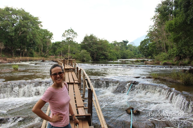 Pasarela en la cascada Tad Lor en el sur de Laos.