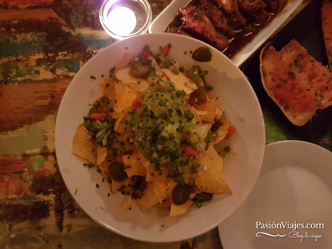 Nachos con guacamole en el Restaurante-bar La Luna.