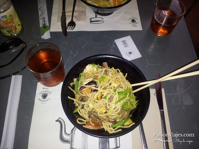 Wok de ternera en el Restaurante Woki Organic Market.