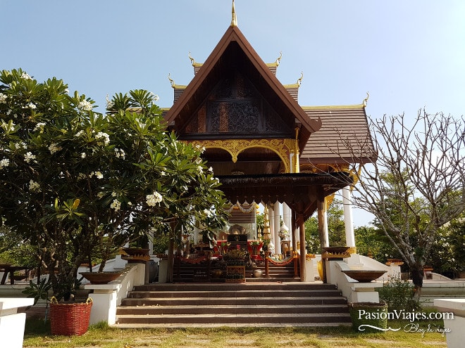 Templo en las Cataratas Khone Phapheng en Si Phan Don.