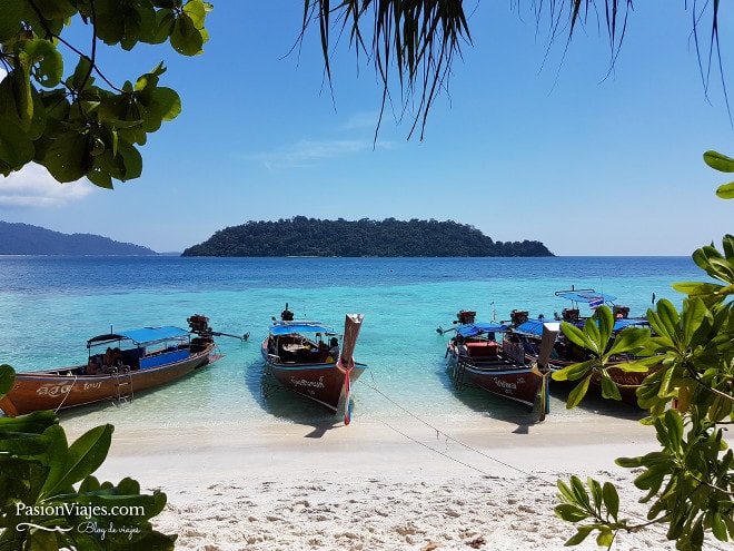 Parada para almorzar y disfrutar de la playa en Koh Rawi.