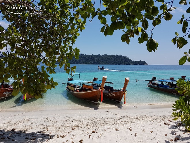 En una barca de estas hicimos el tour de snorkeling desde Koh Lipe.