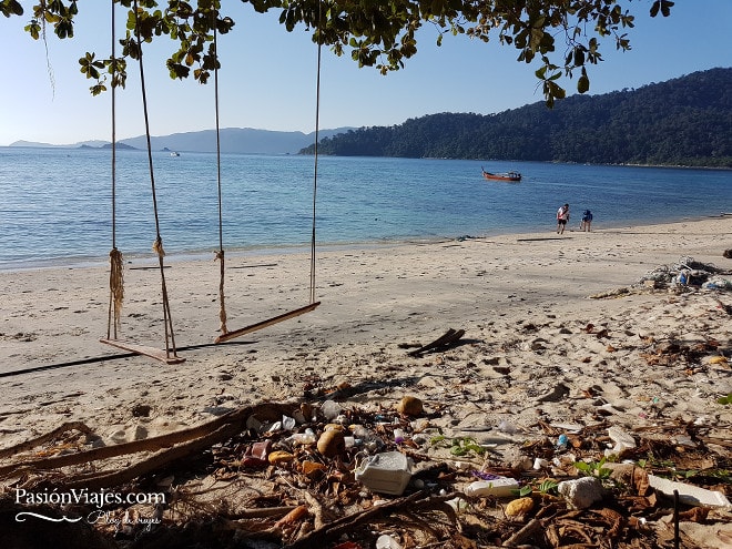 Basura en la playa Sunset en la isla de Koh Lipe.