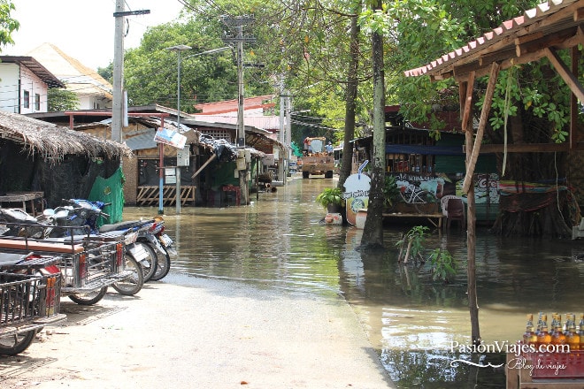 Calles inundadas en Koh Lipe en época de lluvias.