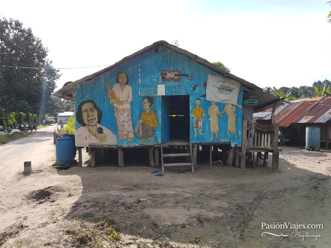 Casa tailandesa con arte callejero en Koh Lipe.