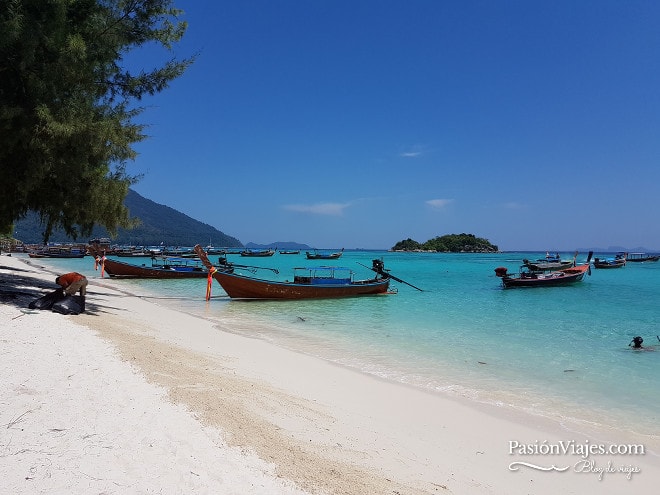 Día soleado en la playa Sunrise en Koh Lipe.