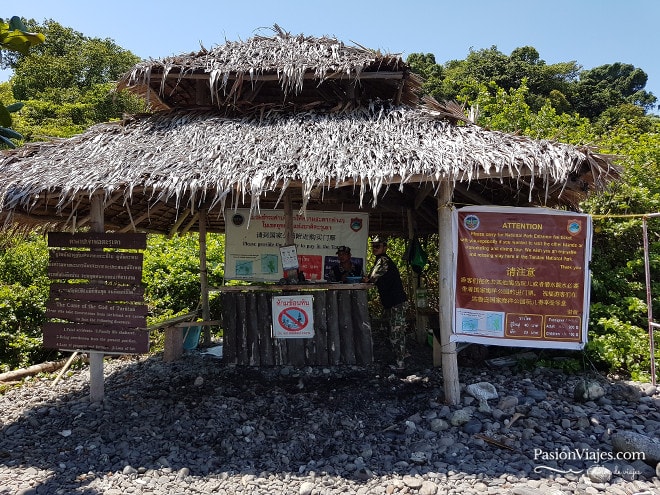 Guardaparques en el Parque Nacional Marino de Tarutao en Koh Hin Ngam.