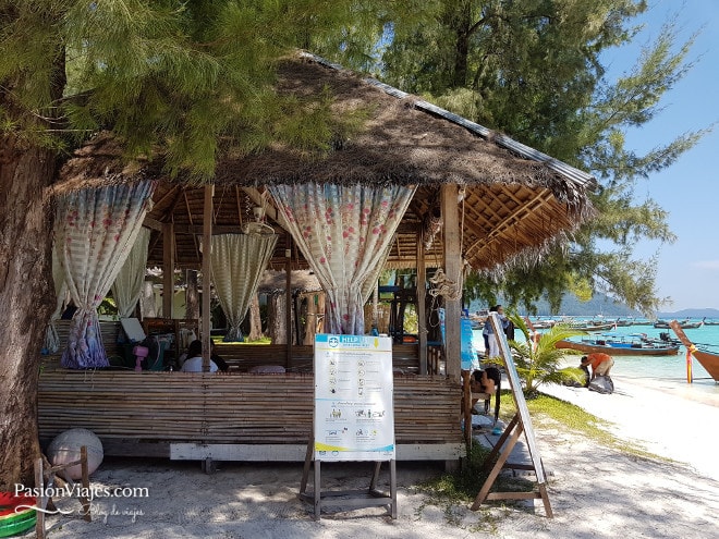 Puesto de masajes en frente de la playa Sunrise en Koh Lipe.